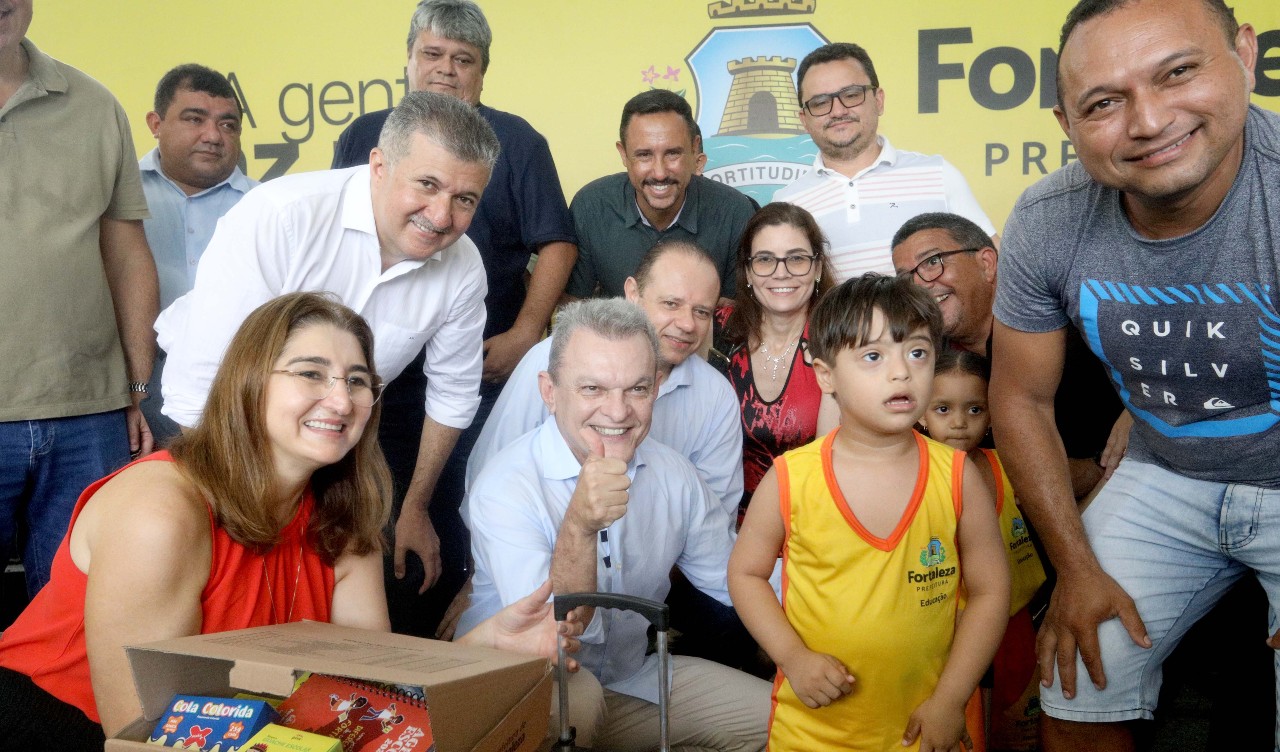 grupo de pessoas posa para a foto